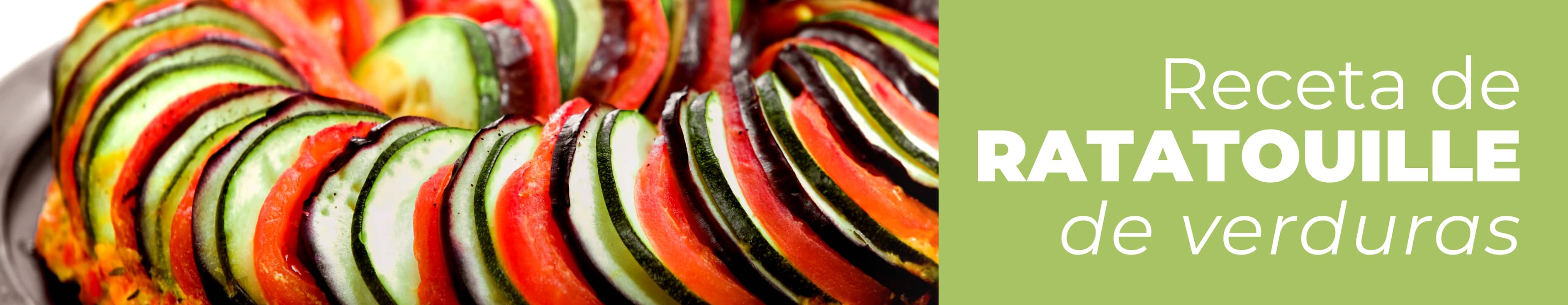 Plato terminado de ratatouille de verduras horneado en espiral dentro de una fuente.